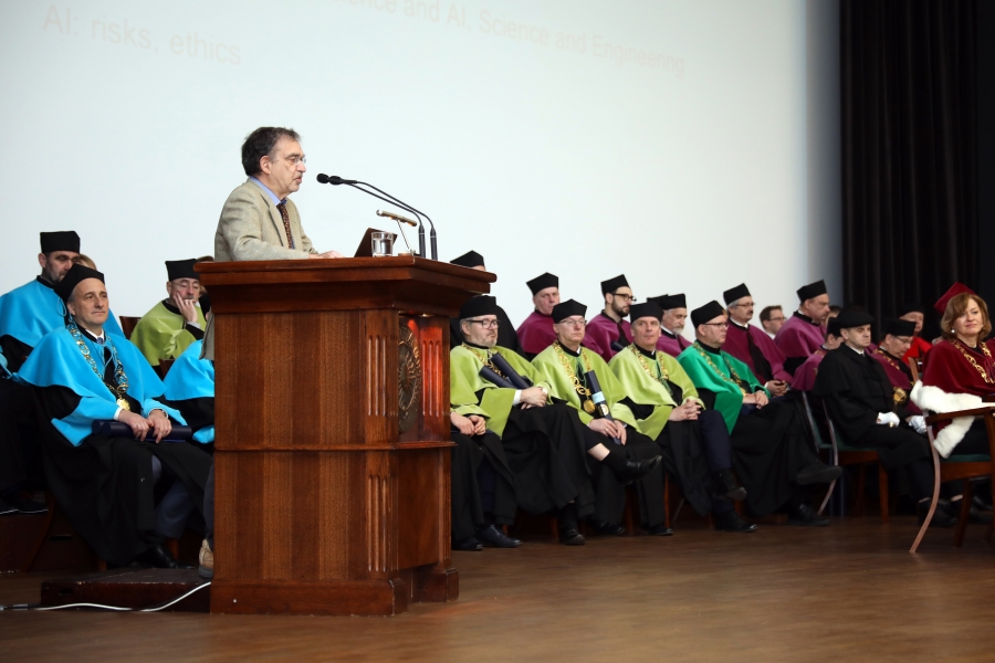 Prof. Tomaso Poggio podczas wykładu w Auli UMK [fot. Andrzej Romański]