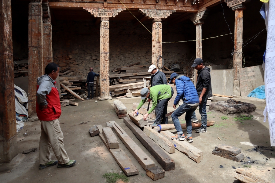 Badania terenowe 2018. Prace na dziedzińcu klasztoru Jampa Lakhang w Lo Manthang. Pobieranie prób z elementów usunietych z gompy Thupchen podczas prac konserwatorskich. [fot. Nadesłane]
