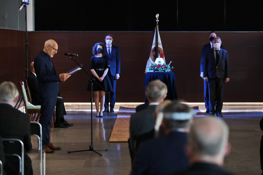 Podczas uroczystości w Auli UMK przemawiał m.in. prof. Andrzej Sokala [fot. Andrzej Romański]